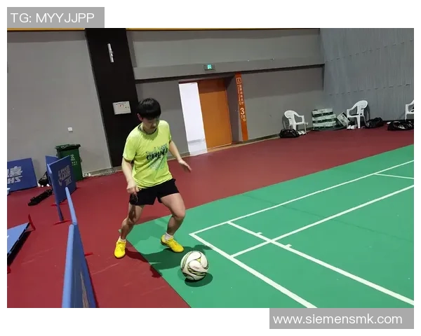 足球巨星化身老者展现幽默才华引发观众热议与感动