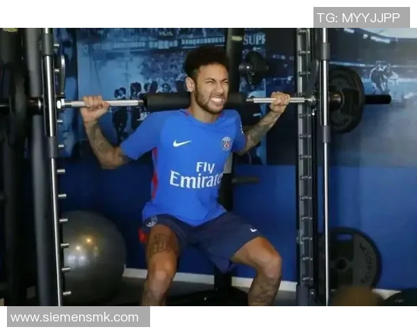 足球明星肌肉训练全纪录展现力量与技巧的完美结合